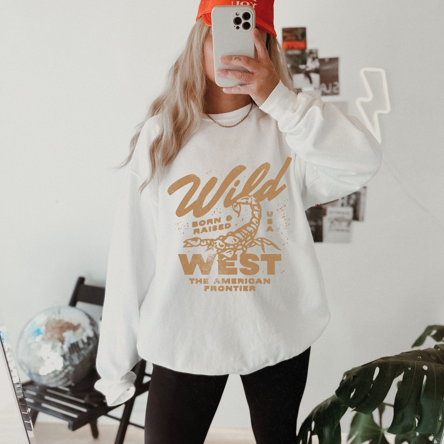 Vintage western top with a scorpion graphic and distressed details. Retro cowboy pullover with a rugged, rustic style. Wild West sweatshirt inspired by the American frontier. Western rodeo shirt with a bold design for an adventurous look.