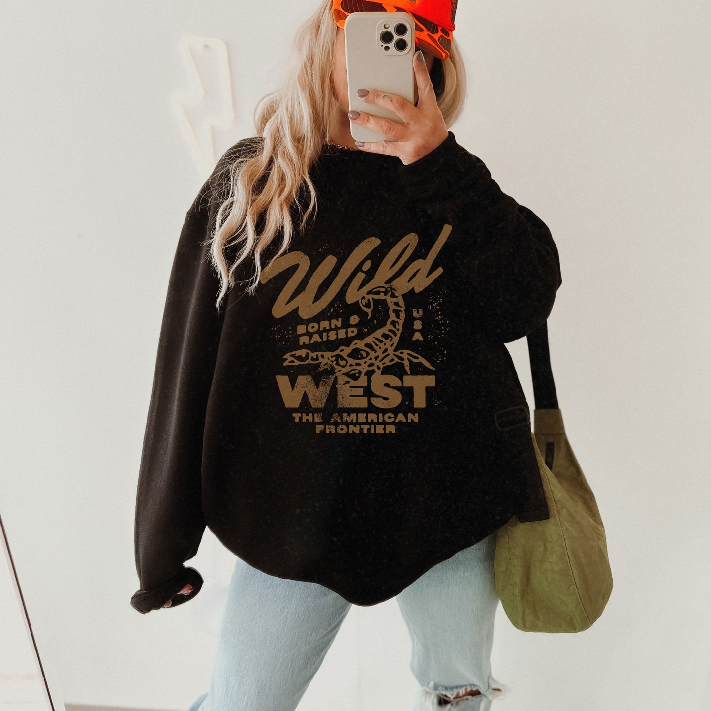 Vintage western top with a scorpion graphic and distressed details. Retro cowboy pullover with a rugged, rustic style. Wild West sweatshirt inspired by the American frontier. Western rodeo shirt with a bold design for an adventurous look.