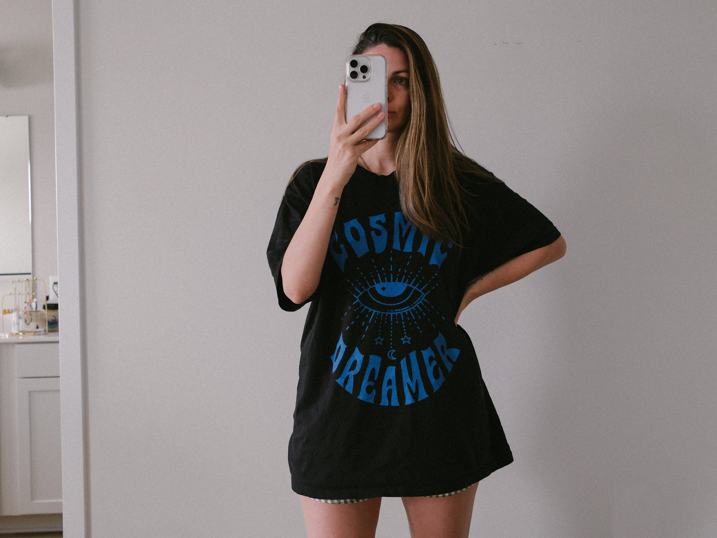 Mystical graphic tee featuring a spiritual eye, cosmic dreamer typography, and celestial design. Perfect for vintage-inspired outfits, boho rebel style, and night sky aesthetics.