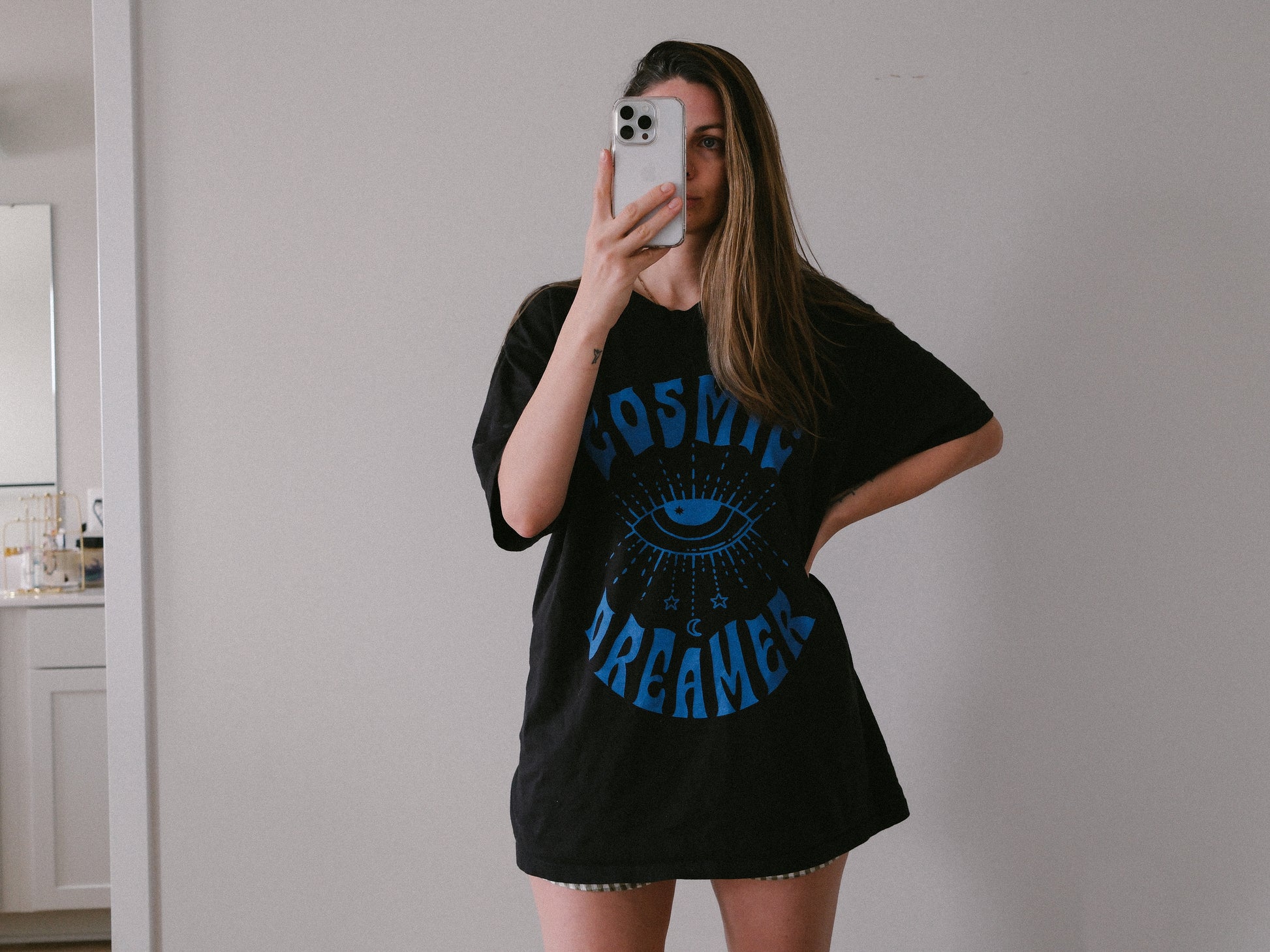 Mystical graphic tee featuring a spiritual eye, cosmic dreamer typography, and celestial design. Perfect for vintage-inspired outfits, boho rebel style, and night sky aesthetics.