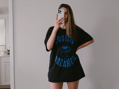Mystical graphic tee featuring a spiritual eye, cosmic dreamer typography, and celestial design. Perfect for vintage-inspired outfits, boho rebel style, and night sky aesthetics.