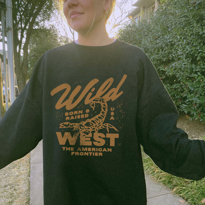 Vintage western top with a scorpion graphic and distressed details. Retro cowboy pullover with a rugged, rustic style. Wild West sweatshirt inspired by the American frontier. Western rodeo shirt with a bold design for an adventurous look.