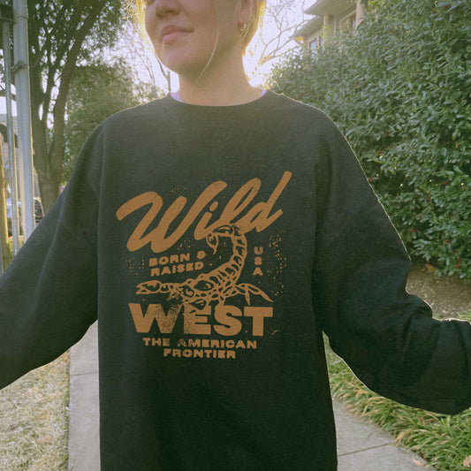 Vintage western top with a scorpion graphic and distressed details. Retro cowboy pullover with a rugged, rustic style. Wild West sweatshirt inspired by the American frontier. Western rodeo shirt with a bold design for an adventurous look.