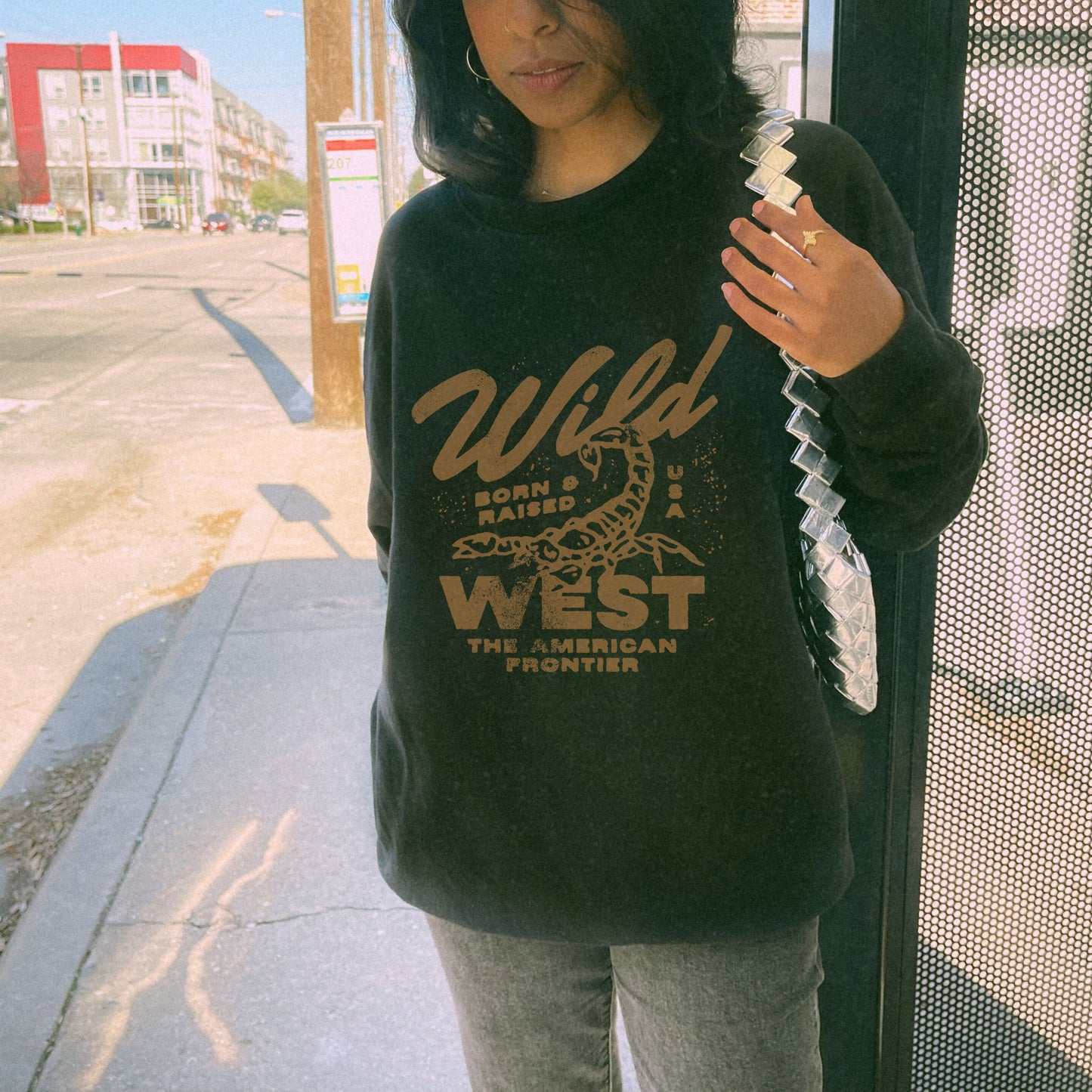 Vintage western top with a scorpion graphic and distressed details. Retro cowboy pullover with a rugged, rustic style. Wild West sweatshirt inspired by the American frontier. Western rodeo shirt with a bold design for an adventurous look.